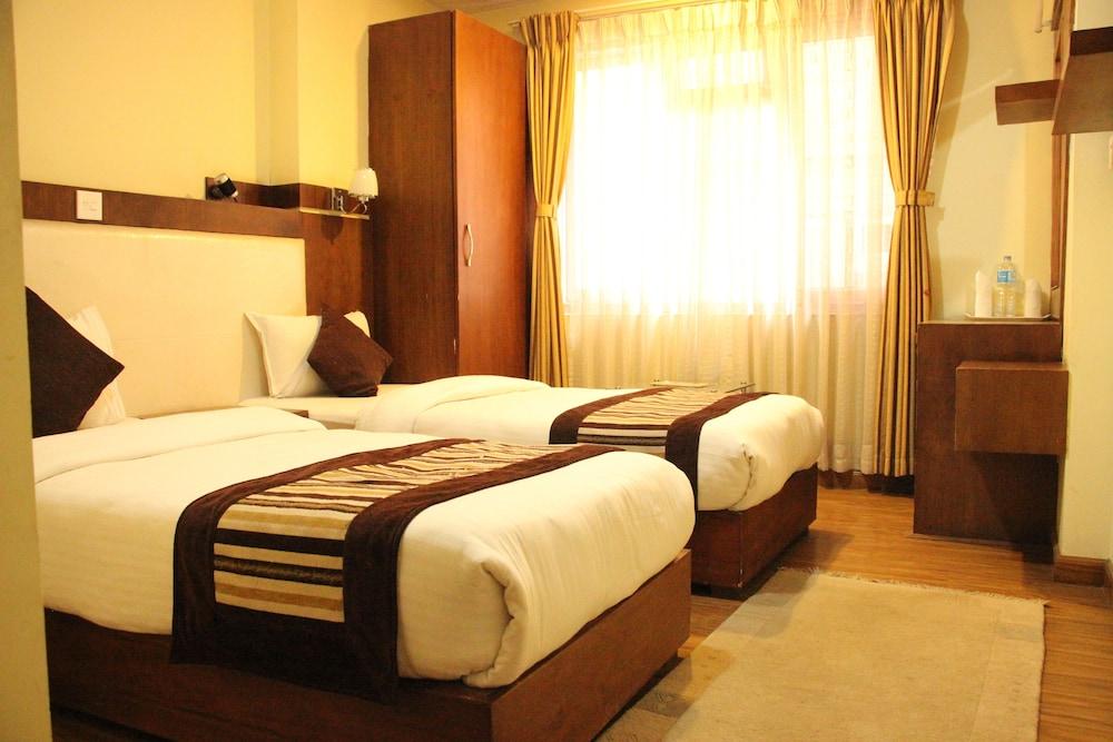 Backyard Hotel Катманду Экстерьер фото