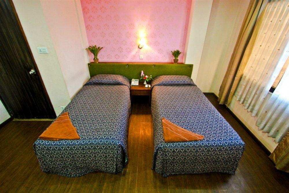 Backyard Hotel Катманду Экстерьер фото