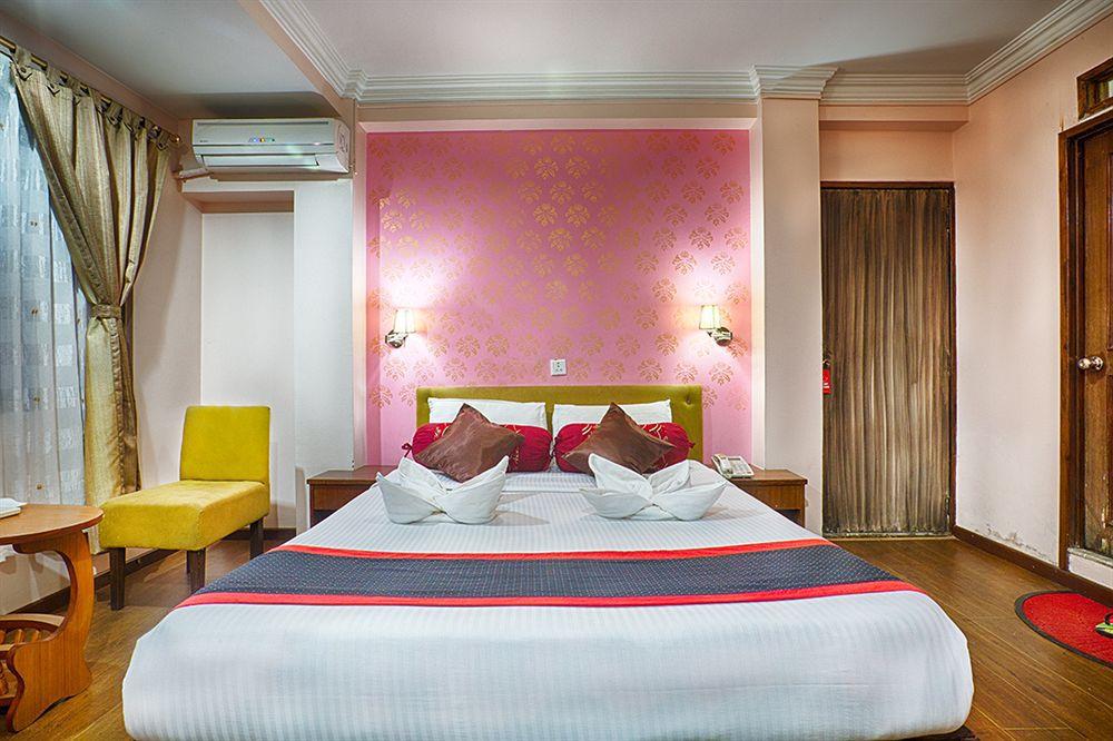 Backyard Hotel Катманду Экстерьер фото