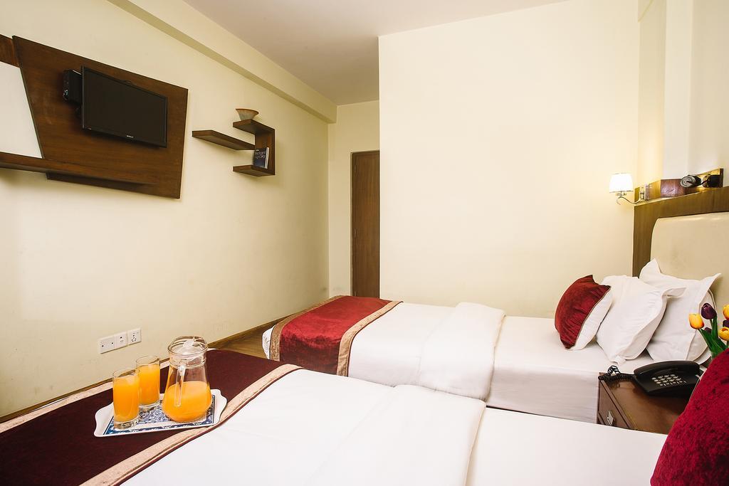 Backyard Hotel Катманду Экстерьер фото