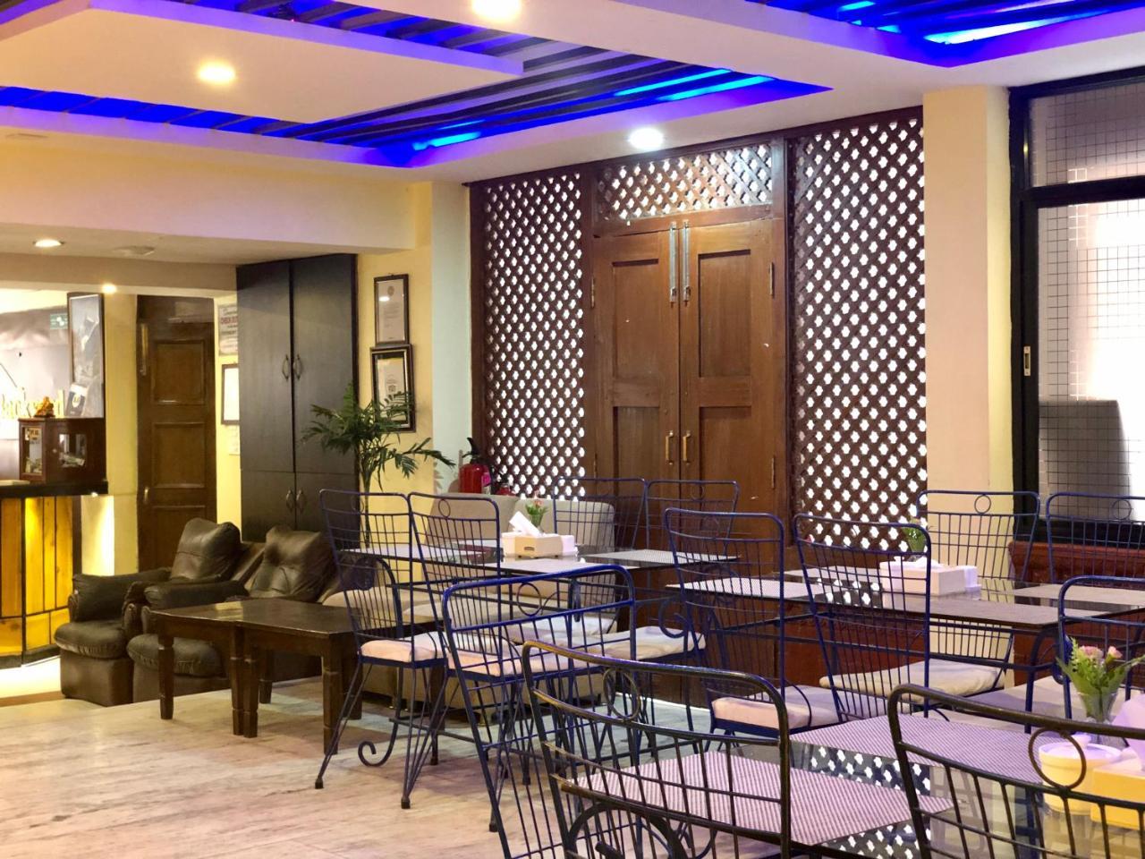 Backyard Hotel Катманду Экстерьер фото